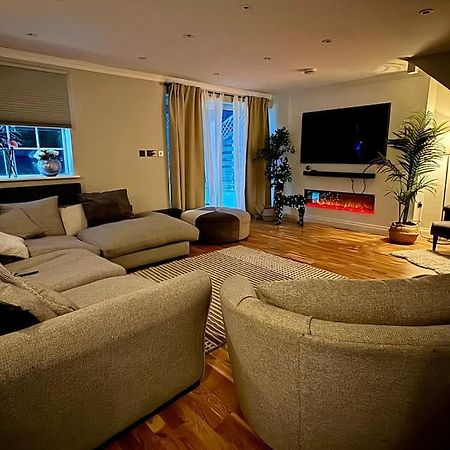 Leverstock GreenEntire House With A Large Lounge别墅 外观 照片