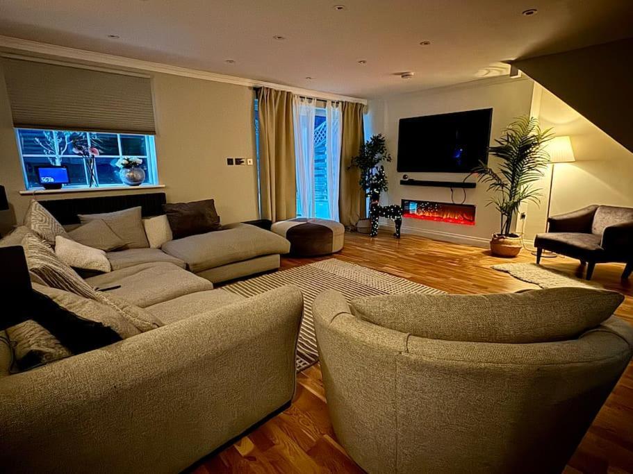 Leverstock GreenEntire House With A Large Lounge别墅 外观 照片